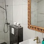 Spacious Nobile Relax In A Historical Old House Koper